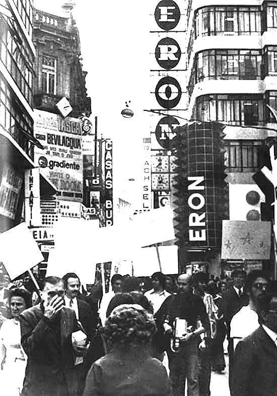 11.  Manifestao de Fred Forest, O branco invade a cidade, sob o regime da junta militar, que valer sua priso pela polcia militar, So Paulo, 1973. 