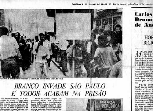 12. Relao de imprensa, Jornal do Brasil, So Paulo, 1973. Trata-se da manifestao de rua organizada por Fred Forest com pessoas carregando cartazes brancos. Como diz o Jornal do Brasil no seu ttulo: O branco invade a cidade e todo mundo encontra-se na priso. Esta ao teve como saldo a priso do artista, imediatamente conduzido ao DOPS (o departamento da polcia poltica). Submetido, por mais de seis horas, a um interrogatrio fechado, Fred Forest manter a mesma linha de conduta. Enquanto os policiais tentaro intimid-lo, ele fingir ingenuidade ao espantar-se de que no Brasil no seja permitido passear com cartazes brancos. Realmente, durante seu deslocamento pelas ruas do centro da cidade, a multido no parou de aumentar ao redor. As pessoas que o acompanhavam comearam a inscrever slogans sobre os cartazes. Notadamente, as estrelas que representavam, na poca, a sigla de um movimento revolucionrio chileno. Os policiais, que tinham apreendido os cartazes, pressionavam Forest para lhes dizer quem, portanto, tinha escrito os slogans de liberdade que se liam em letras grandes? Enquanto este ltimo fingia que no sabia de nada, os policiais lhe diziam ento que era muito grave no saber! O artista, sem perder seu sangue frio e sua ironia, retrucava que o saberia doravante. E acrescentava ainda: Assim que eu voltar para a Europa, no deixarei de dizer em minhas declaraes  imprensa que, no Brasil,  proibido caminhar pacificamente com cartazes brancos... O artista afirma que ele considerava que sua situao de convidado oficial para a Bienal de So Paulo, assim como seu estatuto de estrangeiro, lhe conferiam uma certa imunidade. No sou um heri, apressa-se ele em acrescentar. Certamente, pude fazer tudo isso em cumplicidade com os jornalistas, os transeuntes, os intelectuais que me apoiaram, mas so eles que arriscaram tudo, pois eles permaneceram em seu pas, enquanto eu, de minha parte, fui chamado de volta  Europa...