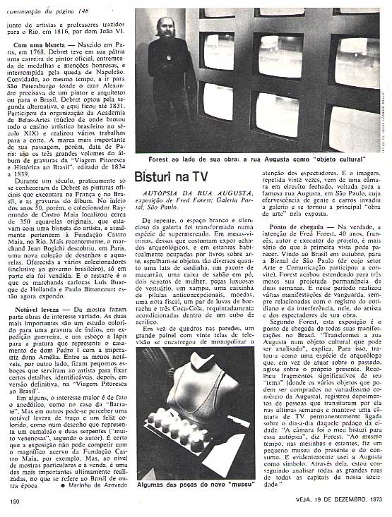 13.  Artigo da revista VEJA de 19 de dezembro de 1973, a instalao do artista realizada na Galeria Portal de So Paulo sob o ttulo de: Autpsia da rua Augusta: o pequeno museu do consumo. Dispositivo utilizando um circuito fechado de televiso, 40 monitores, uma cmera exterior  galeria, ocupando a rua em toda sua extenso, 7 vitrines e 8 prateleiras apresentando e referindo os objetos, todos  venda nas numerosas lojas desta rua comercial.    