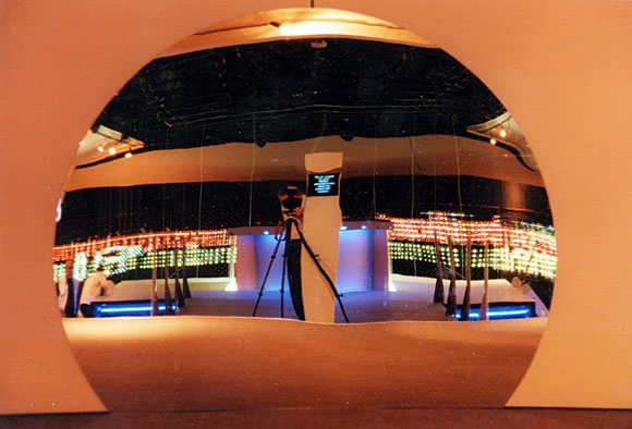 22. Uma das imagens do Centro do Mundo, ambiente complexo funcionando com um site na Internet e uma instalao In situ, Espao Pierre Cardin, Paris, setembro de 1999.