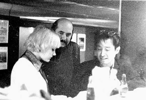 60. Nam June Paik e Fred Forest no bar do Museu de Arte Moderna da cidade de Paris, 1974.